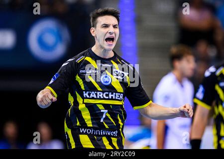 25. September 2023, Baden-Württemberg, Stuttgart: Handball: 1. Bundesliga, Männer, Saison 2023/2024, TVB Stuttgart - VfL Gummersbach, Porsche Arena. Stuttgarts Egon Hanusz jubelt zu. Foto: Tom Weller/dpa Stockfoto