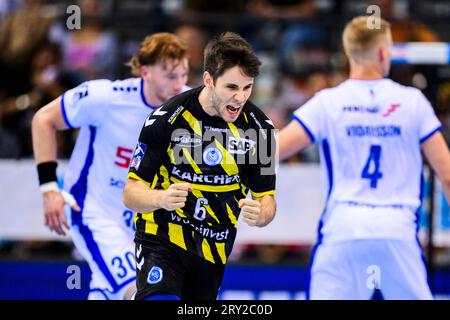 25. September 2023, Baden-Württemberg, Stuttgart: Handball: 1. Bundesliga, Männer, Saison 2023/2024, TVB Stuttgart - VfL Gummersbach, Porsche Arena. Der Stuttgarter Daniel Fernández jubelt zu. Foto: Tom Weller/dpa Stockfoto