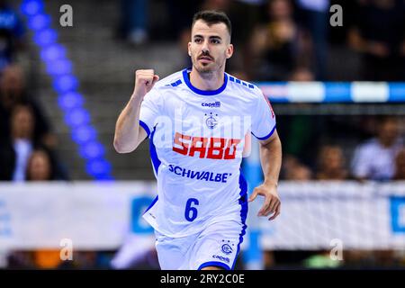 25. September 2023, Baden-Württemberg, Stuttgart: Handball: 1. Bundesliga, Männer, Saison 2023/2024, TVB Stuttgart - VfL Gummersbach, Porsche Arena. Gummersbachs Milos Vujovic jubelt zu. Foto: Tom Weller/dpa Stockfoto