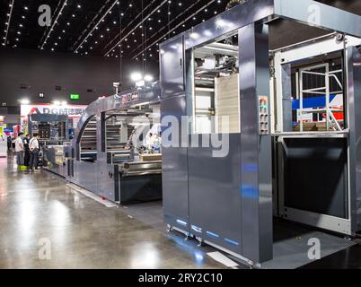 Bangkok, Thailand - 22. September 2023: Automatische Hochgeschwindigkeits-Kaschiermaschine für Kartonagen in Pack Print 2023 Stockfoto