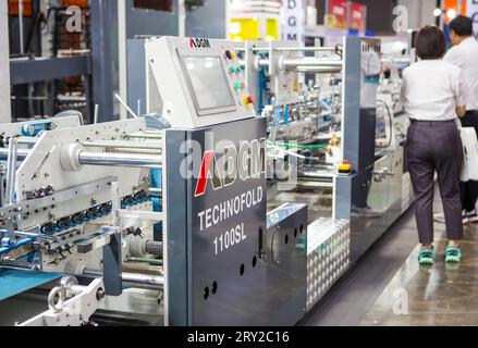 Bangkok, Thailand - 22. September 2023: Automatische Box-Ordner-Verleimmaschine Display in Pack Print 2023 Stockfoto