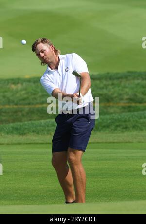 Rom, Italien. September 2023 28. Sam Burns Chips aus den USA auf dem 14. Green beim Ryder Cup 2023 im Marco Simone Golf Club, Rom, Italien am 28. September 2023. UPI/Alamy Live News Stockfoto