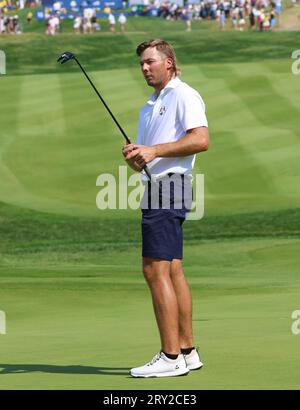 Rom, Italien. September 2023 28. Sam Burns aus den USA hält seinen Keil auf dem 14. Green beim Ryder Cup 2023 im Marco Simone Golf Club, Rom, Italien am 28. September 2023. UPI/Alamy Live News Stockfoto