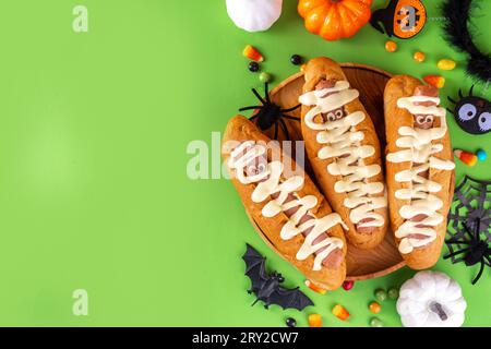 Lustige Mumie Hot Dogs für Halloween Party oder Kinder Urlaub Brunch. Klassische Hot Dogs mit Käseaugen und käsiger Mayo-Sauce, mit Halloween-Dekor, Top VI Stockfoto