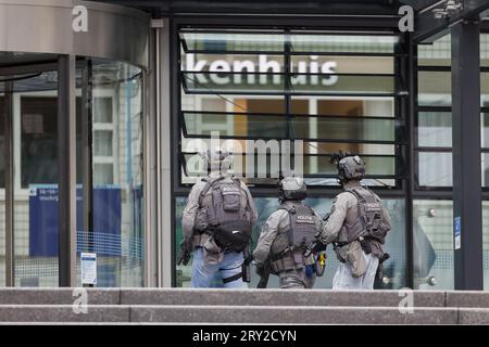 ROTTERDAM - Ein Polizeibeamter des Sondereinsatzdienstes des Erasmus MC Rotterdam an der Rochussenstraat, der abgeriegelt wurde. ANP BAS CZERWINSKI niederlande raus - belgien raus Stockfoto