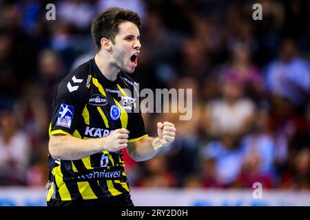 25. September 2023, Baden-Württemberg, Stuttgart: Handball: 1. Bundesliga, Männer, Saison 2023/2024, TVB Stuttgart - VfL Gummersbach, Porsche Arena. Der Stuttgarter Daniel Fernández jubelt zu. Foto: Tom Weller/dpa Stockfoto