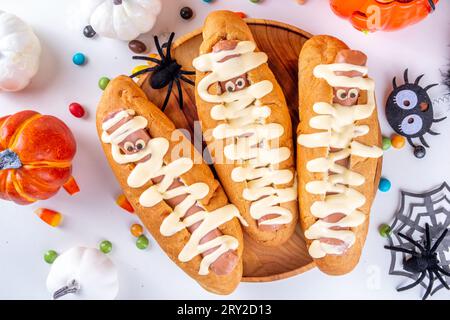 Lustige Mumie Hot Dogs für Halloween Party oder Kinder Urlaub Brunch. Klassische Hot Dogs mit Käseaugen und käsiger Mayo-Sauce, mit Halloween-Dekor, Top VI Stockfoto