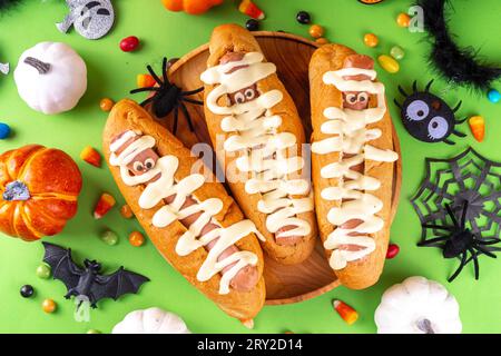 Lustige Mumie Hot Dogs für Halloween Party oder Kinder Urlaub Brunch. Klassische Hot Dogs mit Käseaugen und käsiger Mayo-Sauce, mit Halloween-Dekor, Top VI Stockfoto