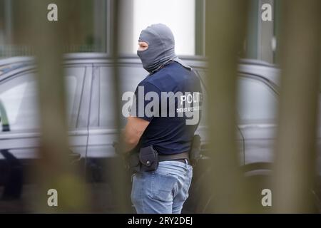 ROTTERDAM - Ein Polizeibeamter der Sondereinsatzabteilung des Erasmus MC Rotterdam in der Rochussenstraat, der abgesetzt wurde. ANP BAS CZERWINSKI niederlande raus - belgien raus Stockfoto