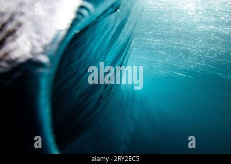 Schäumende Wellen Rollen auf türkisblauem, dunkelblauem Meer und prasseln an stürmischen hellen Tagen auf den Kanarischen Inseln, Spanien Stockfoto