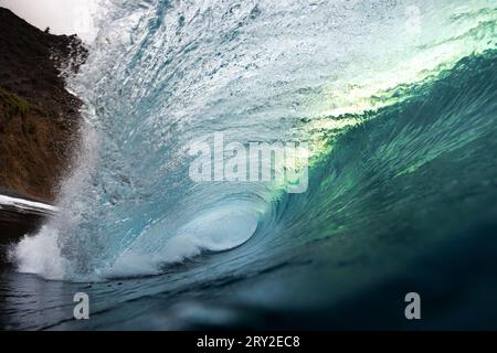 Schäumende Wellen Rollen auf türkisblauem, dunkelblauem Meer und prasseln an stürmischen hellen Tagen auf den Kanarischen Inseln, Spanien Stockfoto