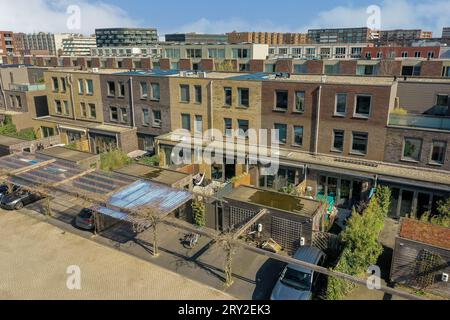 Luftaufnahme von Wohngebäuden und Parkplätzen mit Autos in der Stadt an sonnigen Tagen Stockfoto