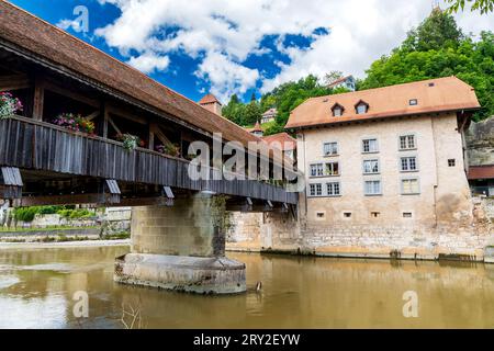 Alte überdachte Brücke in der Altstadt von Freiburg, Schweiz Stockfoto