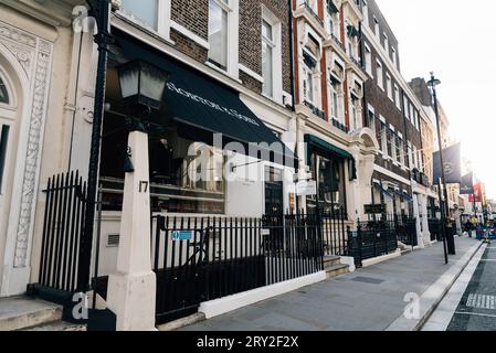 London, Großbritannien - 27. August 2023: Blick auf die Savile Row. Die Savile Row ist eine Straße in Mayfair im Zentrum von London. Bekannt vor allem für seinen traditionellen maßgeschneiderten Tai Stockfoto