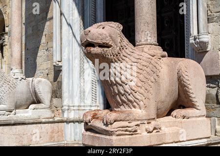 Zwei große Marmorlöwen, die 1281 von Giambono da Bissono geschaffen wurden und das Eingangsportal der Kathedrale von Parma (Santa Maria Assunta) in Italien bewachen Stockfoto