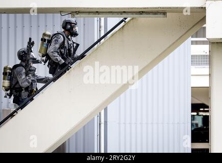 ROTTERDAM - Polizeibeamte des Sondereinsatzes des Erasmus MC Rotterdam auf der Westzeedijk. ANP SEM VAN DER WAL niederlande raus - belgien raus Stockfoto