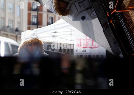 22. September 2023, Madrid, Spanien: Mehrere professionelle Musiker, Studenten des Musikkonservatoriums, Amateure und die breite Öffentlichkeit spielen einen Flügel, der auf einer Straße in Madrid (Spanien) platziert ist. Ein Dutzend Klaviere (zwei davon Flügel) überschwemmen die Stadt Madrid erneut an zehn emblematischen Orten im Viertel Las Letras, eine Initiative, die von der Jesus Serra Stiftung und dem Maria Canals Wettbewerb gefördert wurde, der seine 12. Auflage feiert. Umwandlung der spanischen Hauptstadt in ein Open-Air-Auditorium. "Deine Stadt ist voller Klaviere" ('Tu ciudad se llena Stockfoto