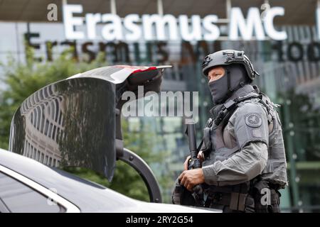 ROTTERDAM - Ein Polizeibeamter der Sondereinsatzabteilung des Erasmus MC Rotterdam in der Rochussenstraat, der abgesetzt wurde. ANP BAS CZERWINSKI niederlande raus - belgien raus Stockfoto