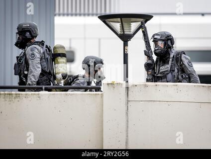 ROTTERDAM - Polizeibeamte des Sondereinsatzes des Erasmus MC Rotterdam auf der Westzeedijk. ANP SEM VAN DER WAL niederlande raus - belgien raus Stockfoto