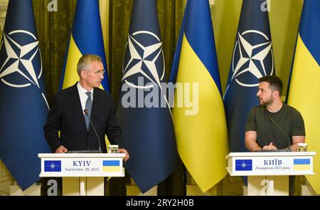 KIEW, UKRAINE - 28. SEPTEMBER 2023 - Präsident der Ukraine Wolodymyr Zelenskyj (R) und NATO-Generalsekretär Jens Stoltenberg treffen sich mit der Presse Stockfoto