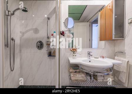 Badezimmer in einem Apartment mit Duschkabine, weißem Marmor Stockfoto