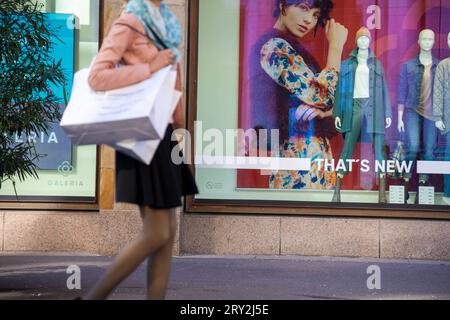 Symbolbild Einkaufen: Junge Frau beim Einkaufen läuft an der Galeria Kaufhof in Karlsruhe vorbei Model Released *** Symbol Image Shopping Young Woman Shopping Walks past Galeria Kaufhof in Karlsruhe Model Released Copyright: xx Credit: Imago/Alamy Live News Stockfoto