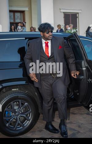 Auf dem Abschlussball steigt ein selbstbewusster junger Indianer aus einem schwarzen Auto und strahlt selbstbewusste Eleganz und Charme aus Stockfoto