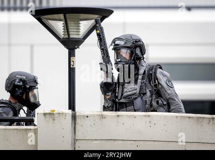 ROTTERDAM - Polizeibeamte der Sondereinsätze des Erasmus MC Rotterdam auf der Westzeedijk. Ein Verdächtiger wurde nach zwei Schießereien verhaftet. Eine der Dreharbeiten fand im Erasmus MC statt. Dort wurde auch ein Feuer gelegt. ANP SEM VAN DER WAL niederlande raus - belgien raus Stockfoto