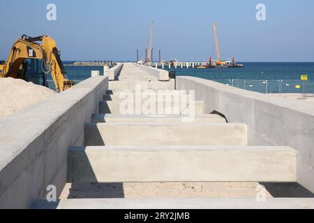 Vor-Ort-Pressetermin am Donnerstag 28.09.2023 in Prerow Vorpommern Rügen an der Baustelle für den neuen Inselhafen mit dem Minister für Klimaschutz, Landwirtschaft, ländliche Räume und Umwelt des Landes MV Dr. Till Backhaus. Der Hafen entsteht als Ersatzhafen für den Nothafen Darßer Ort der jetzt geschlossen wird. Dieser Krieg in den zurückliegenden Jahren immer wieder versandet und musste ausgebaggert werden. Dadurch waren in regelmäßigen Abständen hohe Kosten entstanden. Infolge hatte sich das Land MV dazu entschlossen, am Standort der örtlichen Seebrücke einen Neubau zu errichten. Zu diesem W Stockfoto