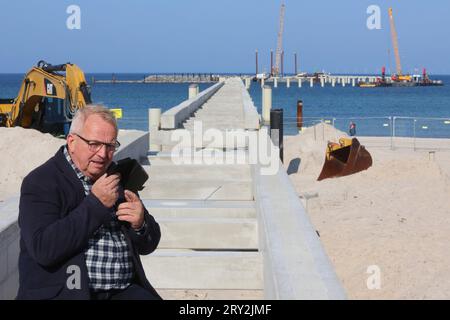 Vor-Ort-Pressetermin am Donnerstag 28.09.2023 in Prerow Vorpommern Rügen an der Baustelle für den neuen Inselhafen mit dem Minister für Klimaschutz, Landwirtschaft, ländliche Räume und Umwelt des Landes MV Dr. Till Backhaus. Der Hafen entsteht als Ersatzhafen für den Nothafen Darßer Ort der jetzt geschlossen wird. Dieser Krieg in den zurückliegenden Jahren immer wieder versandet und musste ausgebaggert werden. Dadurch waren in regelmäßigen Abständen hohe Kosten entstanden. Infolge hatte sich das Land MV dazu entschlossen, am Standort der örtlichen Seebrücke einen Neubau zu errichten. Zu diesem W Stockfoto