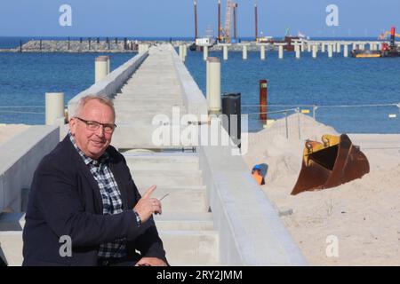 Vor-Ort-Pressetermin am Donnerstag 28.09.2023 in Prerow Vorpommern Rügen an der Baustelle für den neuen Inselhafen mit dem Minister für Klimaschutz, Landwirtschaft, ländliche Räume und Umwelt des Landes MV Dr. Till Backhaus. Der Hafen entsteht als Ersatzhafen für den Nothafen Darßer Ort der jetzt geschlossen wird. Dieser Krieg in den zurückliegenden Jahren immer wieder versandet und musste ausgebaggert werden. Dadurch waren in regelmäßigen Abständen hohe Kosten entstanden. Infolge hatte sich das Land MV dazu entschlossen, am Standort der örtlichen Seebrücke einen Neubau zu errichten. Zu diesem W Stockfoto