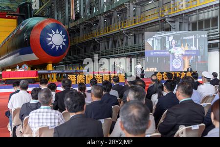 Kaohsiung, Taiwan. September 2023 28. Taiwans Präsident Tsai Ing-wen nimmt am Donnerstag, den 28. September 2023, an der Zeremonie zur Benennung und zum Start von im Inland hergestellten U-Booten auf den Werften der CSBC Corp in Kaohsiung im Süden Taiwans Teil. Präsident Tsai Ing-wen startet am Donnerstag das erste im Inland hergestellte U-Boot, das Haikun, zum Testen. Foto von Wang Yu Ching/Taiwan's President Press Office/Credit: UPI/Alamy Live News Stockfoto