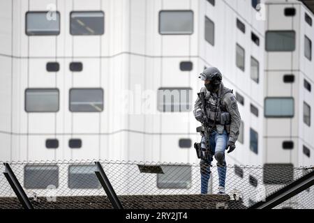 ROTTERDAM - Polizeibeamte der Sondereinsätze des Erasmus MC Rotterdam auf der Westzeedijk. Ein Verdächtiger wurde nach zwei Schießereien verhaftet. Eine der Dreharbeiten fand im Erasmus MC statt. Dort wurde auch ein Feuer gelegt. ANP SEM VAN DER WAL niederlande raus - belgien raus Stockfoto