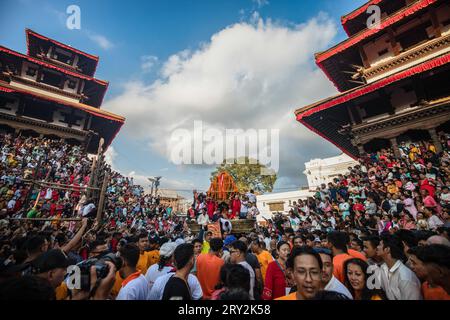 Kathmandu, Nepal. September 2023 28. Am Haupttag des „Indra Jatra“-Festivals am Basantapur Durbar Square ziehen Devotees einen Wagen mit dem Bhairav, einem Kind, das in Nepal als lebender Gott verehrt wird. Das jährliche Festival, benannt nach Indra, dem Gott des Regens und Himmels, wird durch Anbetung, Freude, Singen, Tanzen und Festen im Kathmandu-Tal gefeiert, um das Ende der Monsunzeit zu markieren. Indra, die lebende Göttin Kumari und andere Gottheiten werden während des Festivals verehrt. Quelle: SOPA Images Limited/Alamy Live News Stockfoto