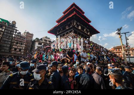 Kathmandu, Nepal. September 2023 28. Die Menschen versammeln sich in großer Zahl, während sie die Jatra am Haupttag des Festivals „Indra Jatra“ auf dem Basantapur Durbar Square beobachten. Das jährliche Festival, benannt nach Indra, dem Gott des Regens und Himmels, wird durch Anbetung, Freude, Singen, Tanzen und Festen im Kathmandu-Tal gefeiert, um das Ende der Monsunzeit zu markieren. Indra, die lebende Göttin Kumari und andere Gottheiten werden während des Festivals verehrt. Quelle: SOPA Images Limited/Alamy Live News Stockfoto