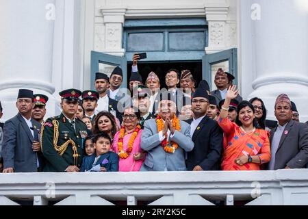 Kathmandu, Nepal. September 2023 28. Präsident Ramchandra Paudel (C) und andere VVIPs beobachten die Jatra am Haupttag des Festivals „Indra Jatra“ auf dem Basantapur Durbar Square. Das jährliche Festival, benannt nach Indra, dem Gott des Regens und Himmels, wird durch Anbetung, Freude, Singen, Tanzen und Festen im Kathmandu-Tal gefeiert, um das Ende der Monsunzeit zu markieren. Indra, die lebende Göttin Kumari und andere Gottheiten werden während des Festivals verehrt. Quelle: SOPA Images Limited/Alamy Live News Stockfoto