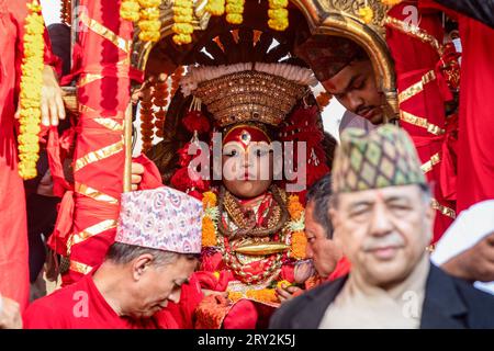 Kathmandu, Nepal. September 2023 28. Nepals Kumari (lebende Göttin, C) ist bereit, an den Feierlichkeiten zum Indra Jatra Festival am Hanuman Dhoka, Kathmandu Durbar Square (Basantapur Durbar Kshetra) teilzunehmen. Das jährliche Festival, benannt nach Indra, dem Gott des Regens und Himmels, wird durch Anbetung, Freude, Singen, Tanzen und Festen im Kathmandu-Tal gefeiert, um das Ende der Monsunzeit zu markieren. Indra, die lebende Göttin Kumari und andere Gottheiten werden während des Festivals verehrt. Quelle: SOPA Images Limited/Alamy Live News Stockfoto
