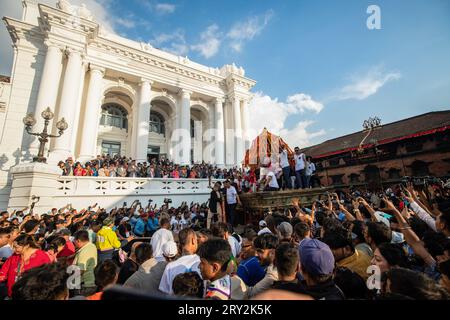 Kathmandu, Nepal. September 2023 28. Am Haupttag des „Indra Jatra“-Festivals am Basantapur Durbar Square ziehen Devotees einen Wagen mit dem Bhairav, einem Kind, das in Nepal als lebender Gott verehrt wird. Das jährliche Festival, benannt nach Indra, dem Gott des Regens und Himmels, wird durch Anbetung, Freude, Singen, Tanzen und Festen im Kathmandu-Tal gefeiert, um das Ende der Monsunzeit zu markieren. Indra, die lebende Göttin Kumari und andere Gottheiten werden während des Festivals verehrt. Quelle: SOPA Images Limited/Alamy Live News Stockfoto