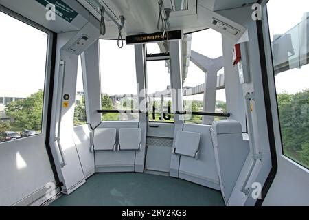 Düsseldorf, Deutschland - 06. Mai 2011: Autonomer Flughafen Transport Erhöhte Mono Rail Sky Train Cabin Interior. Stockfoto