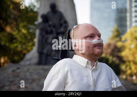 Warschau, Polen - 28. September 2023 Lukasz Krason, Kandidat der Partei Polen 2050 für die Parlamentswahlen, nimmt am märz "Wir sind alle GLEICH WICHTIG" Teil. Ein von der politischen Partei Polska 2050 (Polska 2050) unter dem Motto "Wir sind alle GLEICH WICHTIG" (Wszyscy Jestemy ROWNOWAZNI) unter der Leitung von Lukasz Krason organisierter marsch führte durch die Straßen von Warschau. Die Teilnehmer trugen gelbe T-Shirts (Farbe der Party); einige von ihnen schoben leere Kinderwagen, um Menschen zu symbolisieren, die in Zukunft Behinderungen erleben könnten. „Menschen mit Behinderungen wollen ein System, das ein Ha bietet Stockfoto