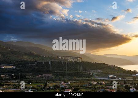 Abenddämmerung über Santo Stefano di Camastra zur Insel Sizilien, Italien Stockfoto