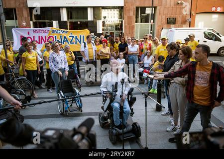 Warschau, Polen - 28. September 2023 Lukasz Krason, Kandidat der Partei Polen 2050 für die Parlamentswahlen, spricht mit den Medien während des marsches "Wir sind alle GLEICH WICHTIG". Ein von der politischen Partei Polska 2050 (Polska 2050) unter dem Motto "Wir sind alle GLEICH WICHTIG" (Wszyscy Jestemy ROWNOWAZNI) unter der Leitung von Lukasz Krason organisierter marsch führte durch die Straßen von Warschau. Die Teilnehmer trugen gelbe T-Shirts (Farbe der Party); einige von ihnen schoben leere Kinderwagen, um Menschen zu symbolisieren, die in Zukunft Behinderungen erleben könnten. Menschen mit Behinderungen wollen ein System Stockfoto