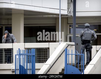 ROTTERDAM - Polizeibeamte der Sondereinsätze des Erasmus MC Rotterdam auf der Westzeedijk. Ein Verdächtiger wurde nach zwei Schießereien verhaftet. Eine der Dreharbeiten fand im Erasmus MC statt. Dort wurde auch ein Feuer gelegt. ANP SEM VAN DER WAL niederlande raus - belgien raus Stockfoto