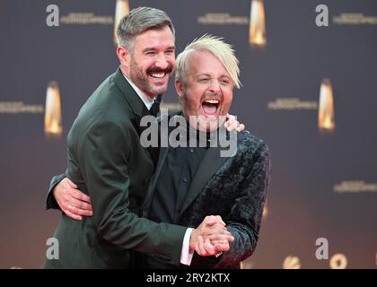 Köln, Deutschland. September 2023 28. Schauspieler Jochen Schropp (l) und Entertainer Ross Antony kommen für den Deutschen Fernsehpreis 2023 ins Koloneum. Quelle: Henning Kaiser/dpa/Alamy Live News Stockfoto