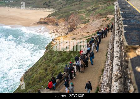 Nazare, Portugal, 20. November 2022 Nazarestadt in Portugal, Symbol des Surfens. Menschenmassen beobachten auf der großen Welle des Ozeans. Touristenort mit großen Wellen. Stockfoto