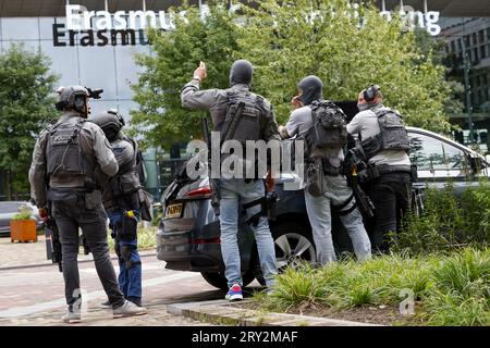 ROTTERDAM - Polizeibeamte des Sondereinsatzdienstes des Erasmus MC Rotterdam an der Rochussenstraat, der abgeriegelt wurde. ANP BAS CZERWINSKI niederlande raus - belgien raus Stockfoto