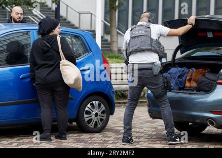 ROTTERDAM - Ein Polizeibeamter des Sondereinsatzdienstes des Erasmus MC Rotterdam an der Rochussenstraat, der abgesetzt wurde. ANP BAS CZERWINSKI niederlande raus - belgien raus Stockfoto