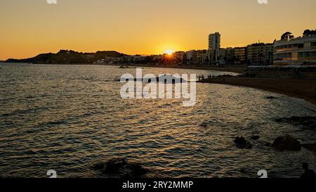 Sonnenuntergang am Stadtstrand in Lloret de Mar, Katalonien, Spanien. Mittelmeer Stockfoto