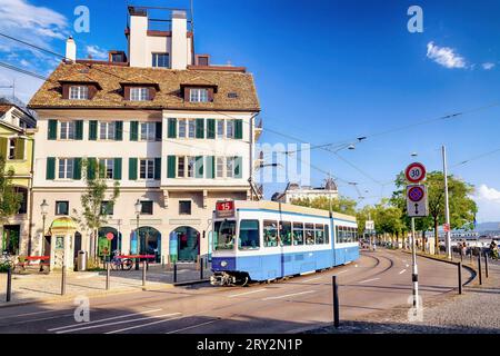 Stadtleben mit altem Straßenbahnfahrzeug in der Innenstadt von Zürich, Schweiz Stockfoto