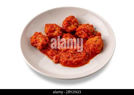 Fleischbällchen mit Tomatensauce, typisch italienisches Rezept, in weißer Platte isoliert auf weiß mit Schnittpfad im Preis inbegriffen Stockfoto